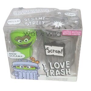 Wet n Wild Sesame Street Make-up Collection Oscar the Grouch Sponge & Case Set